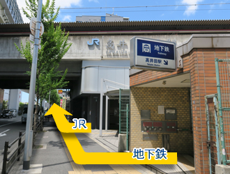 まっすぐ高架沿いを進んでください。