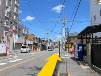 ま道なりにまっすぐに進んでください。