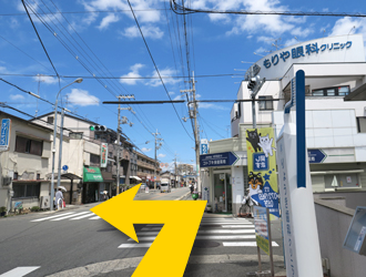 旧りょうき歯科と、ことぶき薬局の交差点を左に曲がってください。
