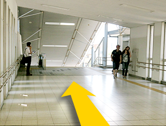 JR放出駅の改札を出て左に進んでください。