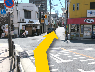 十字路を道なりにまっすぐ進んでください。