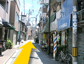 道なりにまっすぐに進んでください。