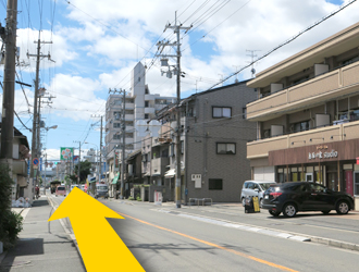 道なりにまっすぐに進んでください。