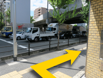北側に向かって左側の道をまっすぐ進んでください。