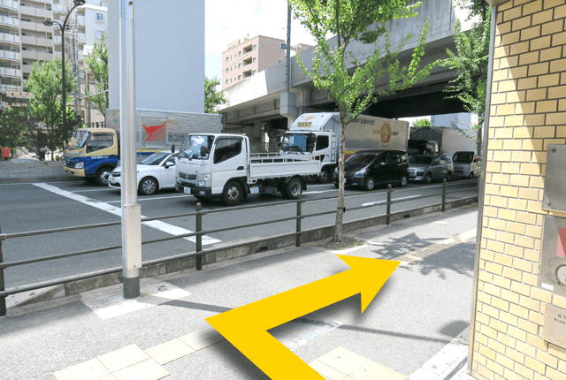 1.å¤§éªã¡ãã­é«äºç°é§ã®å ´åãå¤§éªã¡ãã­é«äºç°é§ã®æ¹æ­ãåºã¦ãï¼çªåºå£ãåºã¦å³ã«é²ãã§ä¸ããã