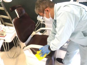 清掃業者による 院内清掃・消毒の実施