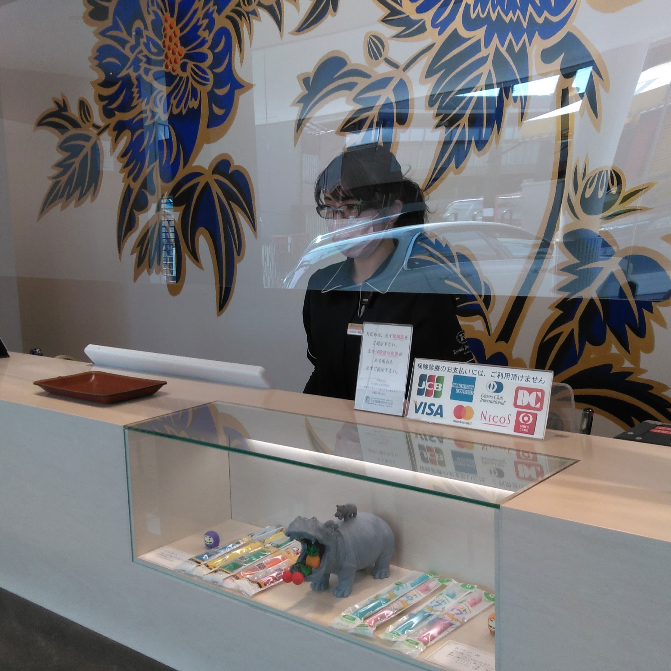 飛沫感染防止へ　受付にパーテーションを設置しました