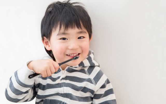 歯磨きをしている子供